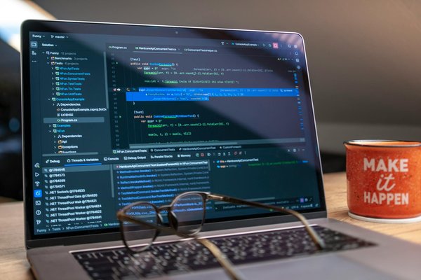 Welche Frisuren ergänzen aktuelle Modetrends perfekt?